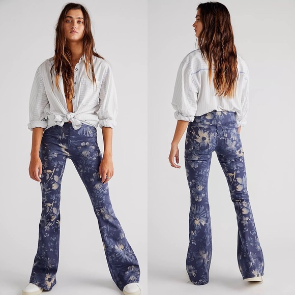 🌟FREE PEOPLE Penny Pull-On Printed Flare Jeans-Navy Combo-Size 27-28-29 - Picture 2 of 15